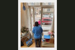 09-01-01_Nur vom Fenster aus sehen wir uns…_Dorotheè_Decker